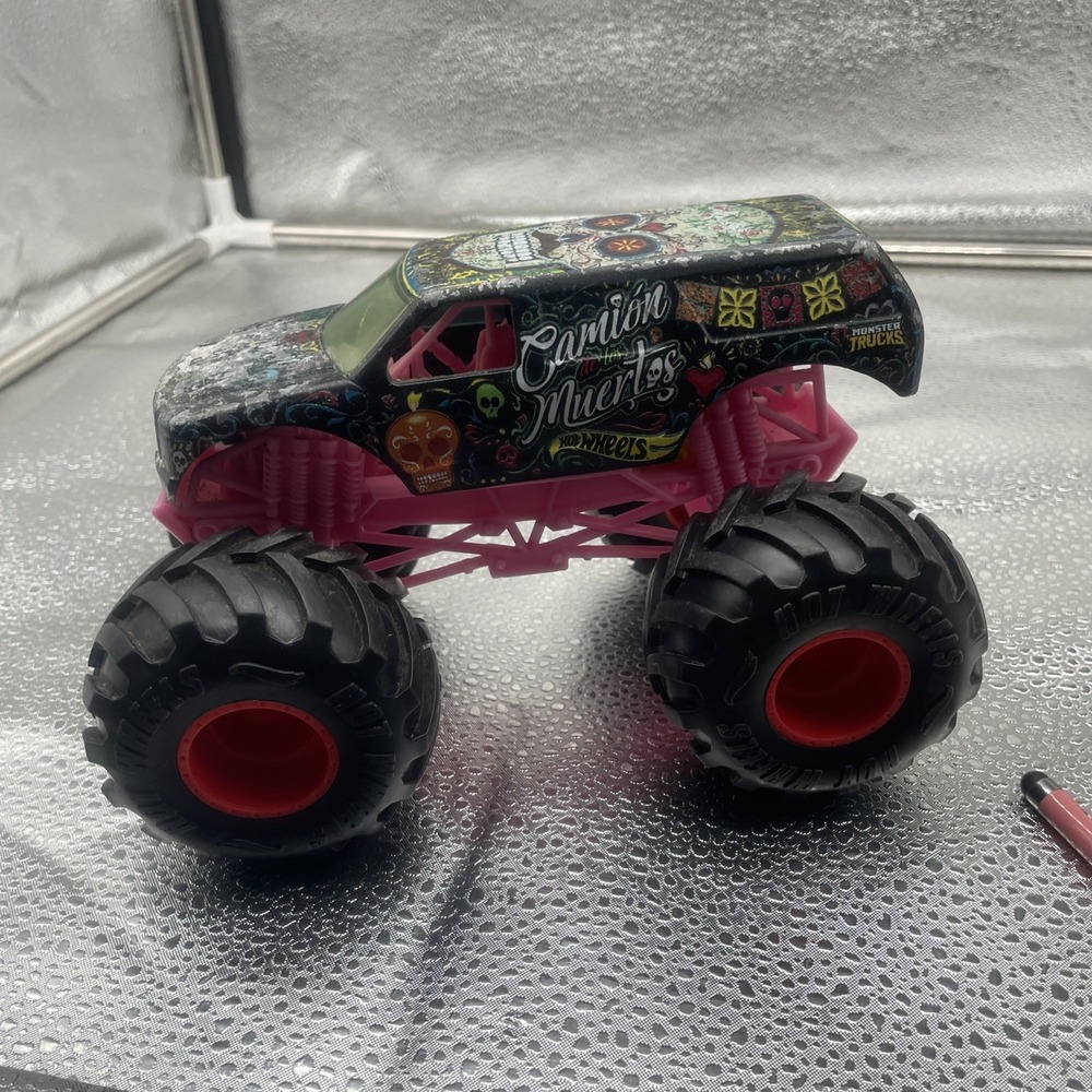 Hot Wheels Monster Jam Trucks Camion De Los Muertos 1:24 Scale Diecast Vehicle